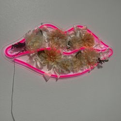 Led Kiss Sign With Flowers And Bows 