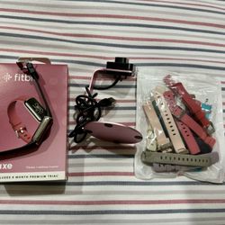 Fitbit Luxe With Charging Stand And Straps