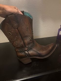 Distressed students size 7 women’s cowboy boots