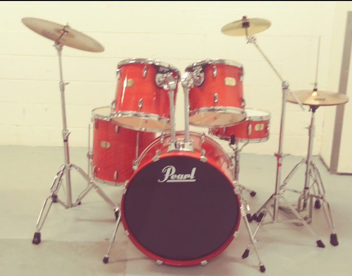 EXCELLENT CONDITION FULL PEARL DRUM SET. CYMBALS, STANDS AND HARDWARE INCLUDED.