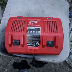 Cargador Milwaukee para 2 battery, semi nuevo