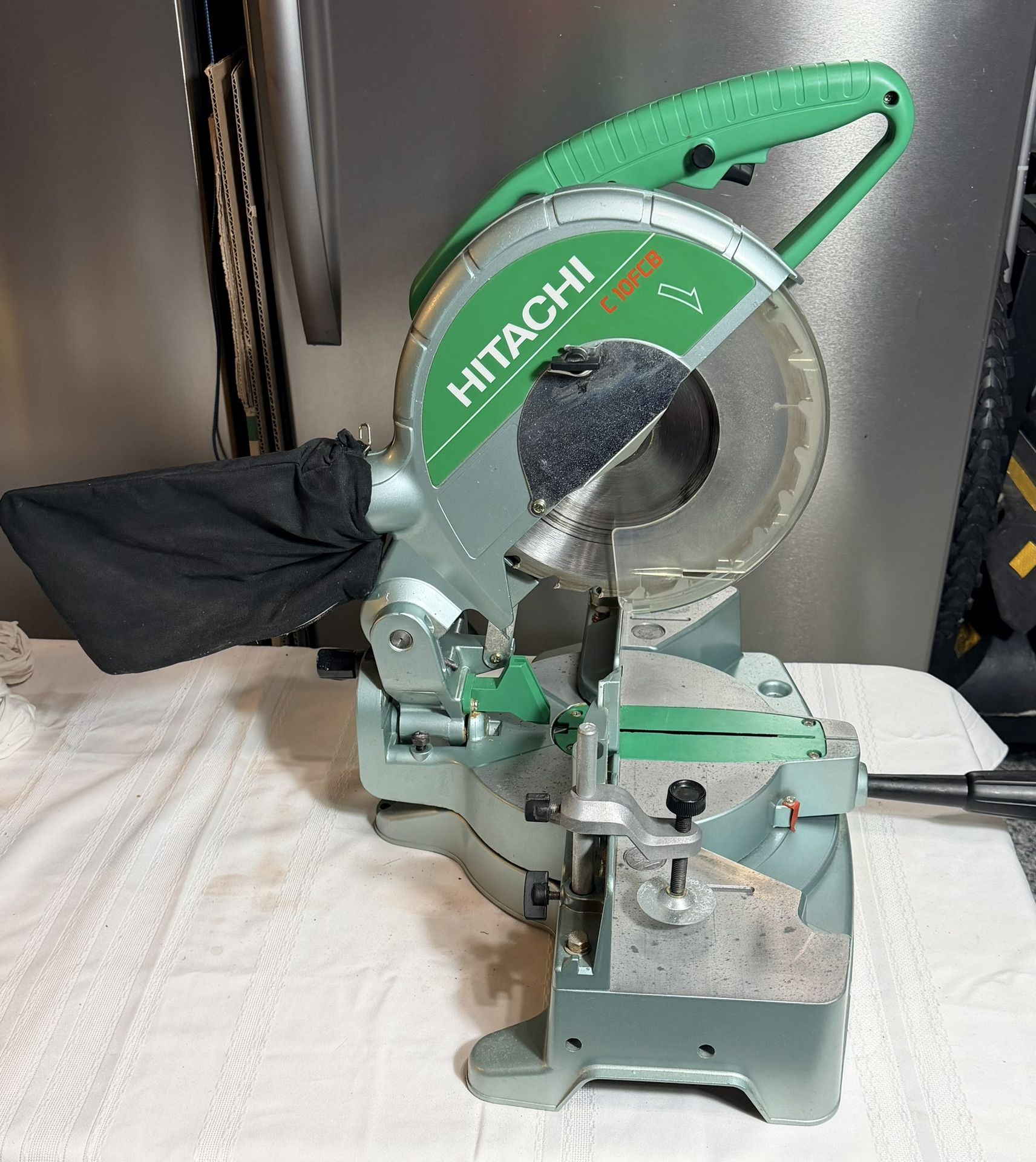 Hitachi C10FCE2 10-inch Compound Miter Saw in excellent, barely-used condition