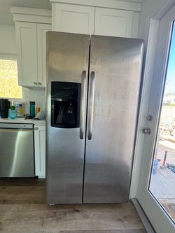Frigidaire side by side refrigerator/freezer