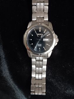 Beautiful Men's SEIKO solar #SNE471P1 Black Dial Watch Stainless Steel 100m. Glow In The Dark