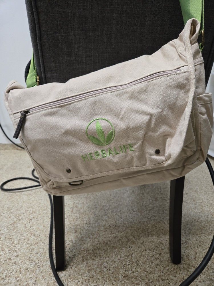 🌿 Rare Herbalife Nutrition Messenger Bag – Collector’s Item – $250 (Brand New)