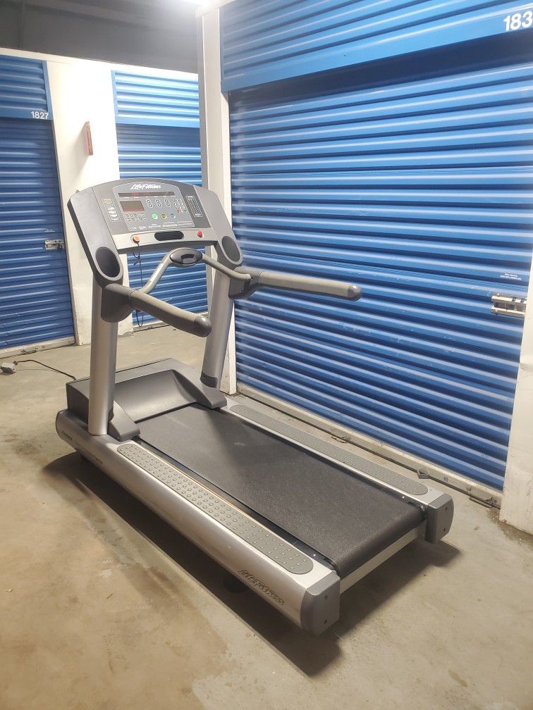 Life Fitness CLST Treadmill LOCAL DELIVERY AVAILABLE