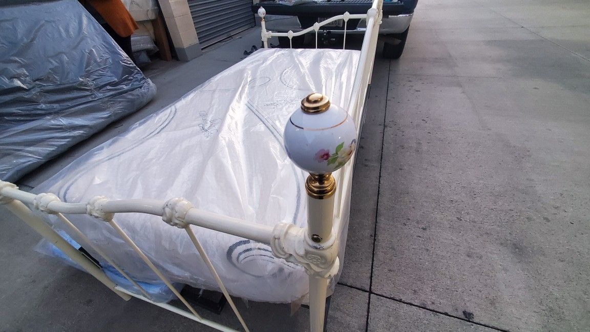 Twin Daybed With Trundle And 2 Mattress As Is