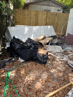 Se bota escombros y basura (contact info removed)