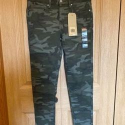 NWT Levi’s 711 Women’s Pants Size 4 (27 waist) Green Camo Skinny Ankle Levis