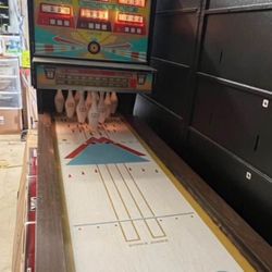 NEED GONE TODAY! $100  United Antique Shuffleboard Bowling Pin Arcade Game