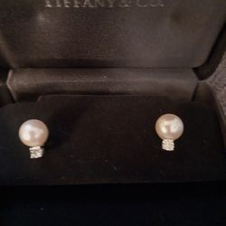 TIFFANY PEARLS SIGNATURE EARRINGS IN 18K WHITE GOLD