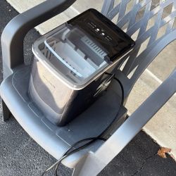 Frigidaire Countertop Ice Maker – Lightly Used – Great Condition!