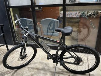 It is an excellent aluminum disc brake bike, very light and fast, it runs smoothly, it does not feel when running, the original price of this bike is
