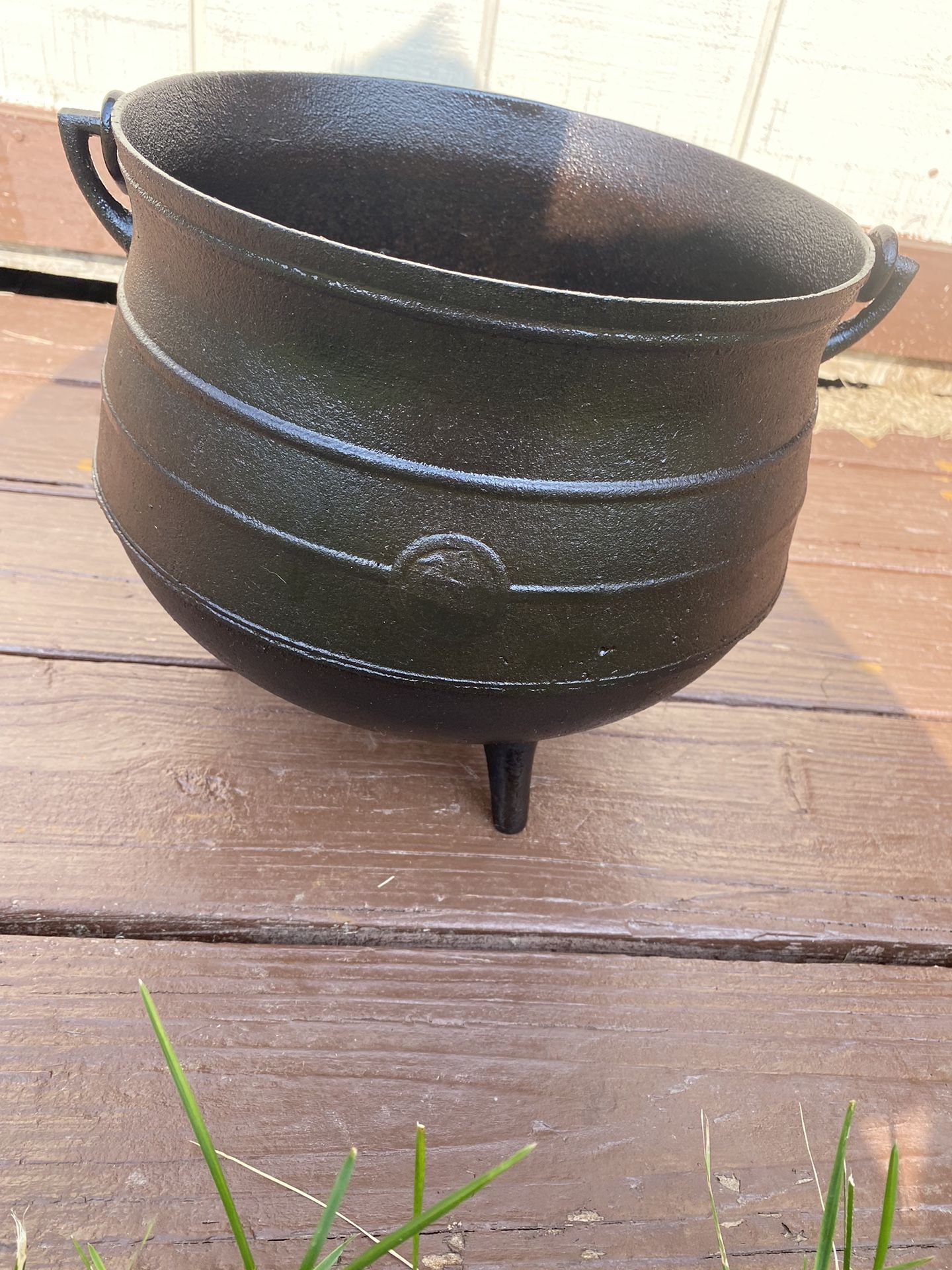 Antique #2 Swain Albatross Cast Iron Cauldron. Made in England. Made some time in the early to mid 1900s. Pot Gypsy