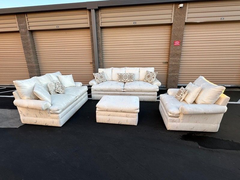 4 piece living room set in excellent condition /juego de sala de 4 piezas en excelentes condiciones