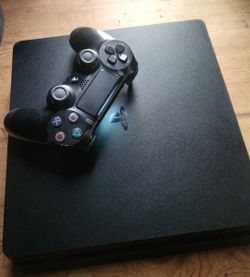 Gelbroken Playstation 4 PS4