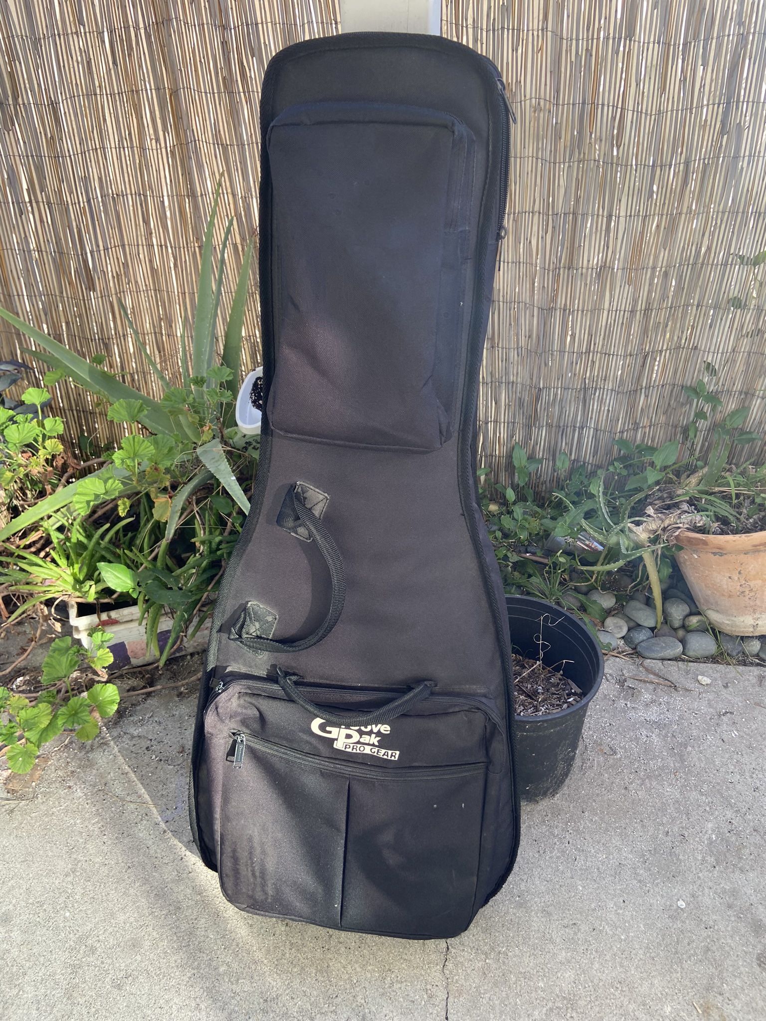 Oversized gig bag for electric guitar 