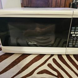 Sunbeam 0.7 Cu. Ft. Microwave Oven, White