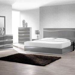 Best Master Leon 5-Piece Poplar Wood Queen Bedroom Set in Gray High Gloss