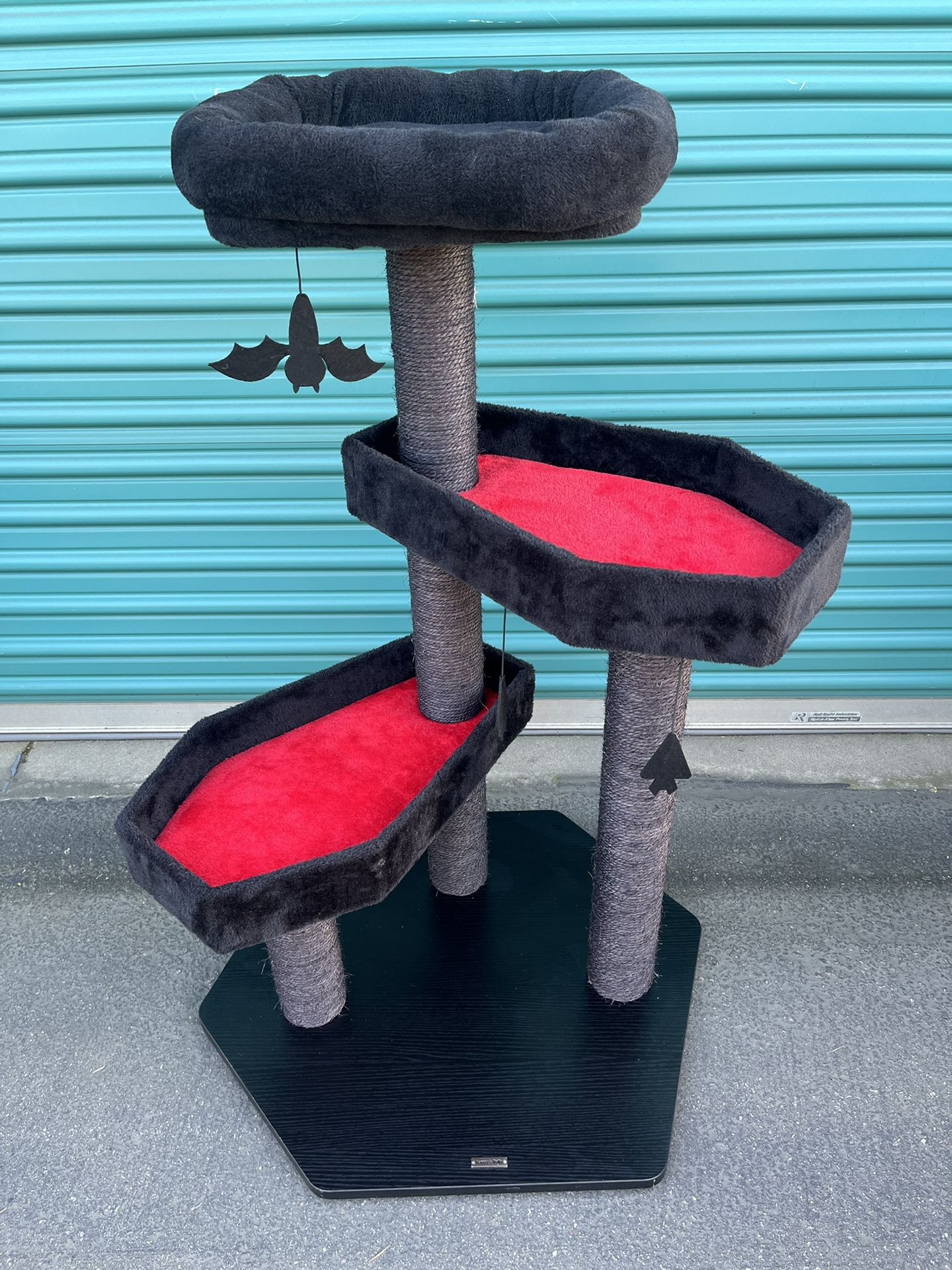 Happy & Polly: Gothic Style Cat Tree