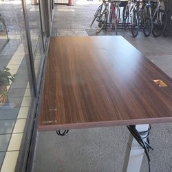 ADJUSTABLE SITTING AND STANDING DESK 