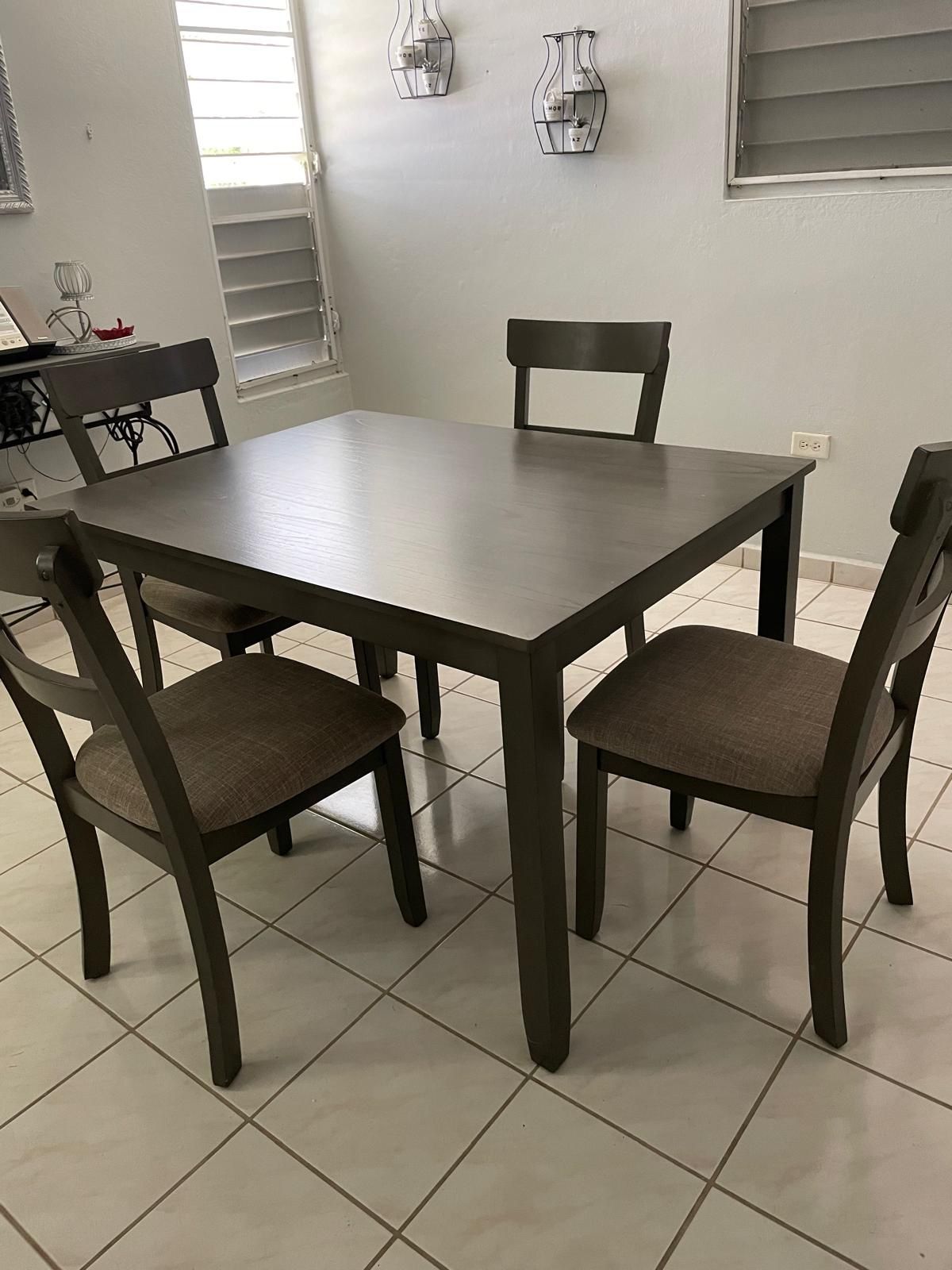 Mesa De Comedor Con 4 Sillas
