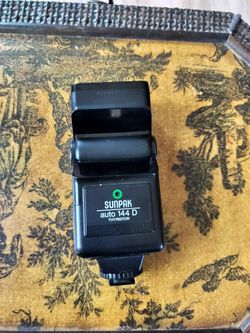 Sunpak Auto 144D Thyristor Camera Flash - Hot Shoe Mount, Tilt/Bounce Head