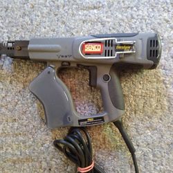 SENCO AUTO FEED SCREW GUN. LIKE. NEW CONDITION     125