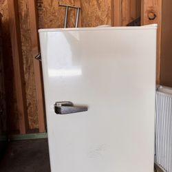 Insignia 2.5 Cu. Ft. Retro Mini Fridge - Cream