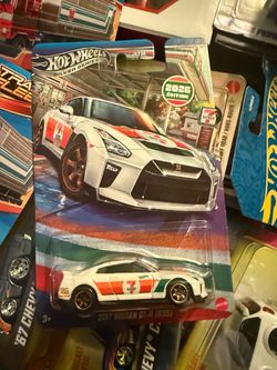 HotWheels Silver Series 2017 Nissan GT-R (R35) 1:64 Scale