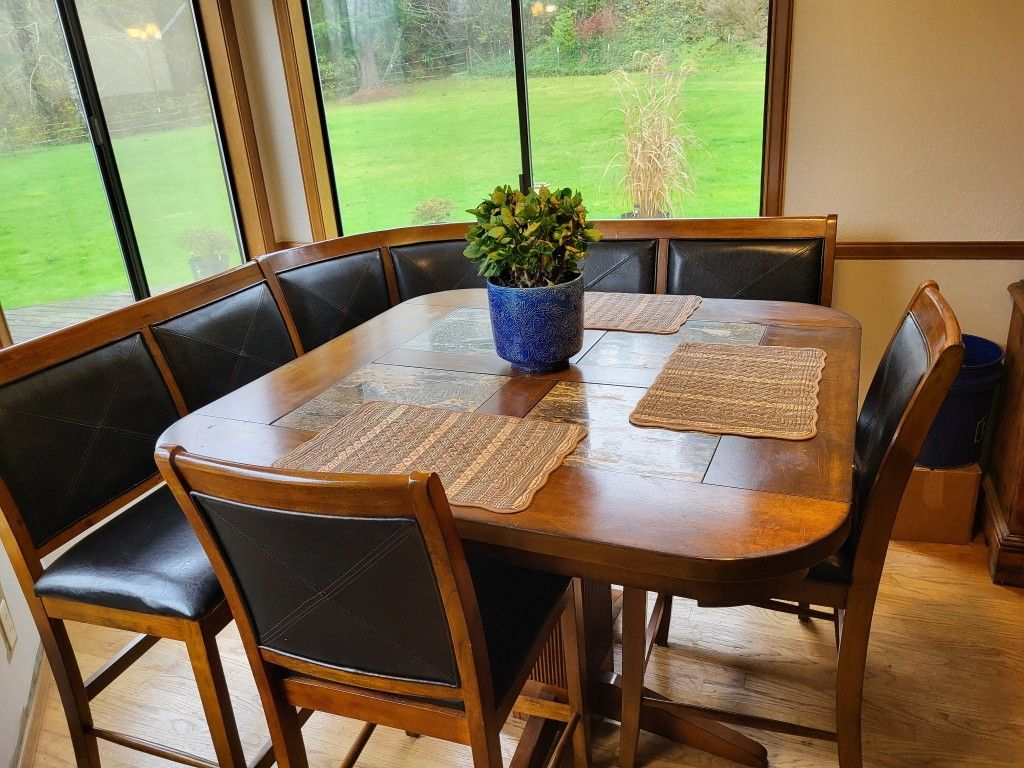 Corner Dining Room Table & Chairs