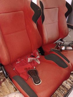 Hola vendó estos racing seats cobra bucket con un cinturón $300 OBO gracias 🙏 ofrezcan sin miedo