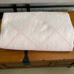 Quinn  bed quilt includes 2 pillow Shams