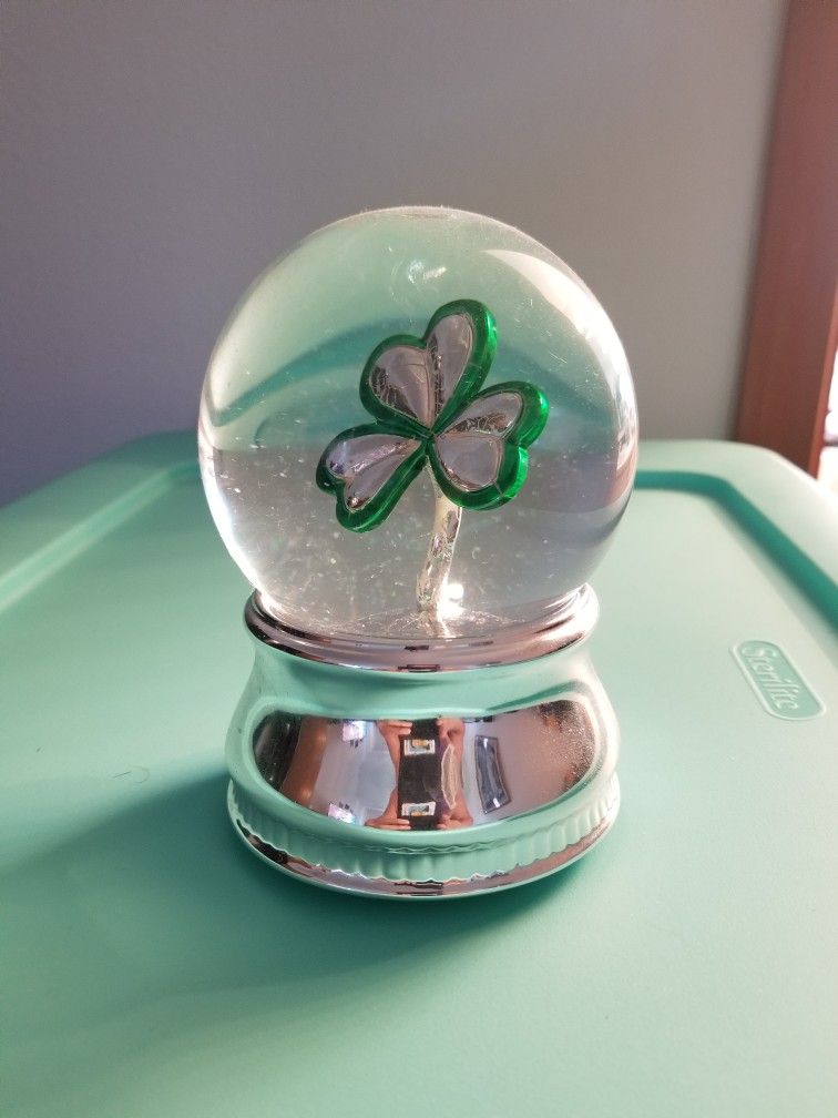 Lucky 3 leafs clover Snow Globe