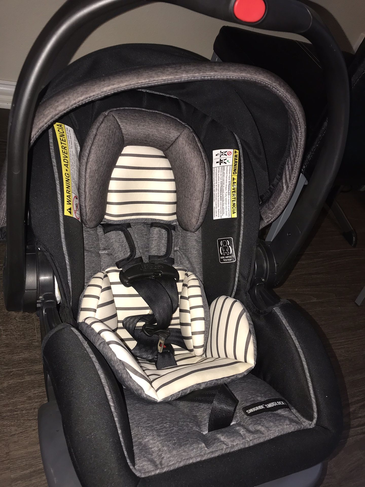 Graco car seat with base in Excellent condition