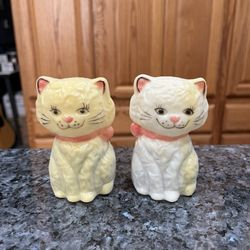 Vintage 1950’s Kitschy White & Yellow  Cat Pair of Salt and Pepper Shakers. Preowned sed pictures the glue has yellowed on the sides due to age.  The 