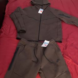 Nike tech sweatsuit brand new with tags