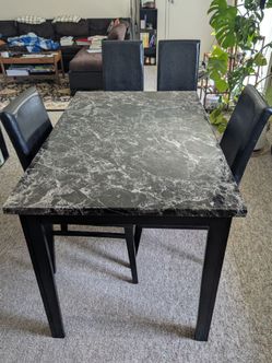 Dining Room Table in Good Condition