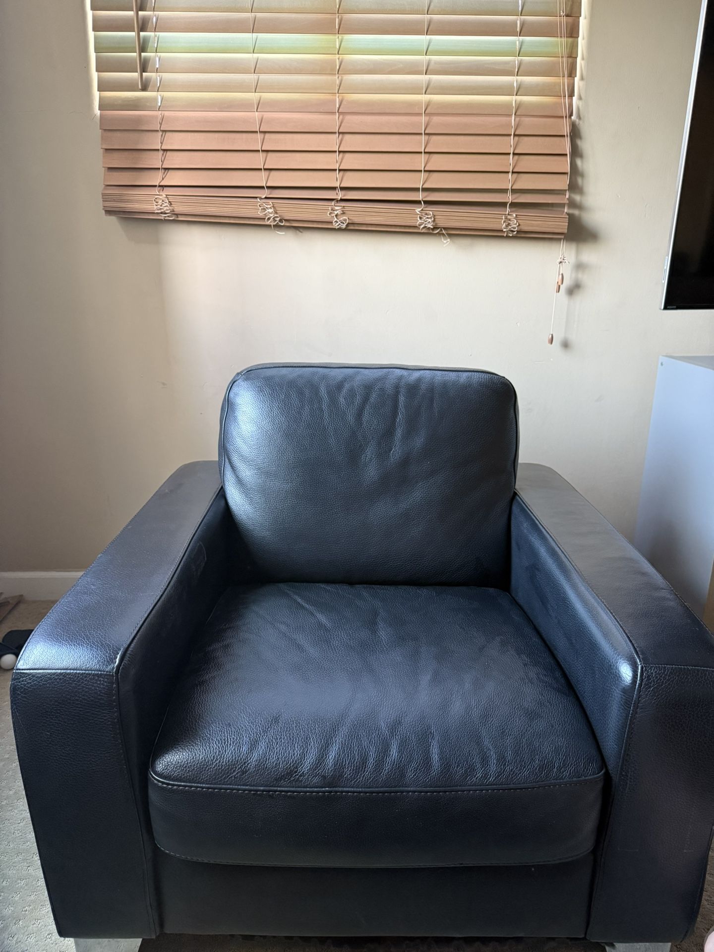 Black Leather Armchair – Comfy & Stylish