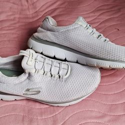 Women's Skechers white size 7