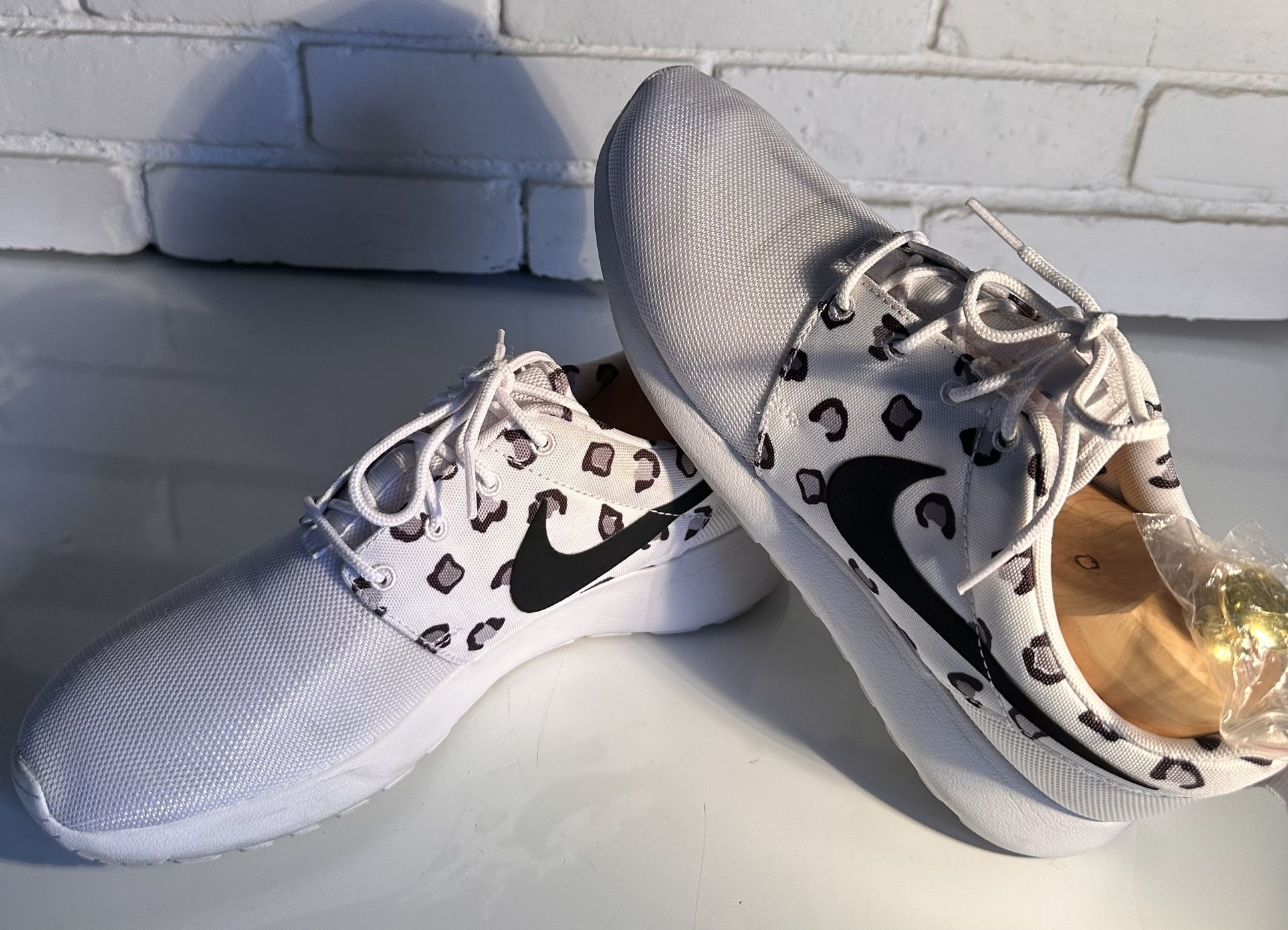 White leopard print roshe runs 2025