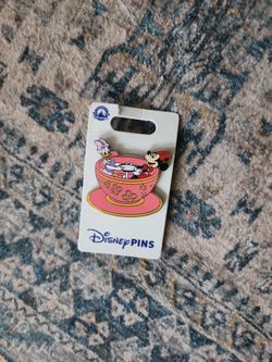 Disneyland Minnie & Daisy Pin