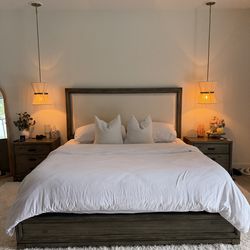 King bed frame + 2 nightstands – modern – great conditio