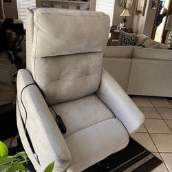 I HAVE 2 KANES CLEAN HARDLY USED HAS ADJUSTABLE HEADREST AND DUAL MOTOR S  EXCELLENT CONDITION  POWER LIFT CHAIR RECLINER S