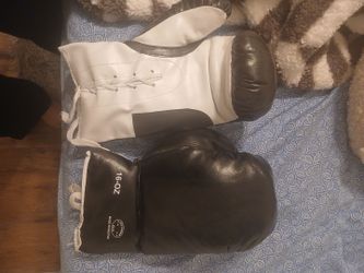 Defender 16oz Boxing Gloves Black and White