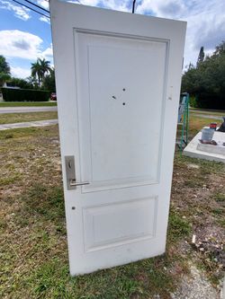 Puerta De Entrada Con Su Marco Y Llave