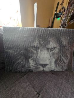 Glass wall lion painting