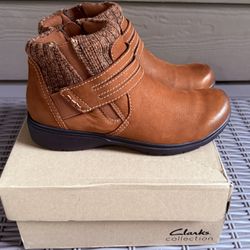 Women’s Clarks Carleigh Lane Dark Tan Nubuck Ankle Boots US Size 7M (NEW) 