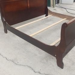 🎁🌺QUEEN SiZE BED FRAMES-SOLID-STURDY🌺🎁