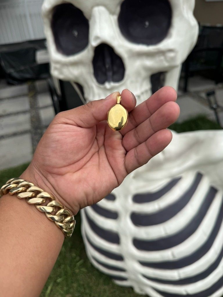18k Gold Locket, 10 Grams